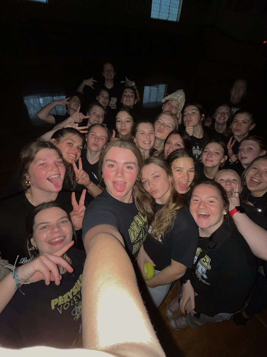 phssoftball01's tweet photo. Power out not stopping us😝😝 https://t.co/tMgCBGE44y