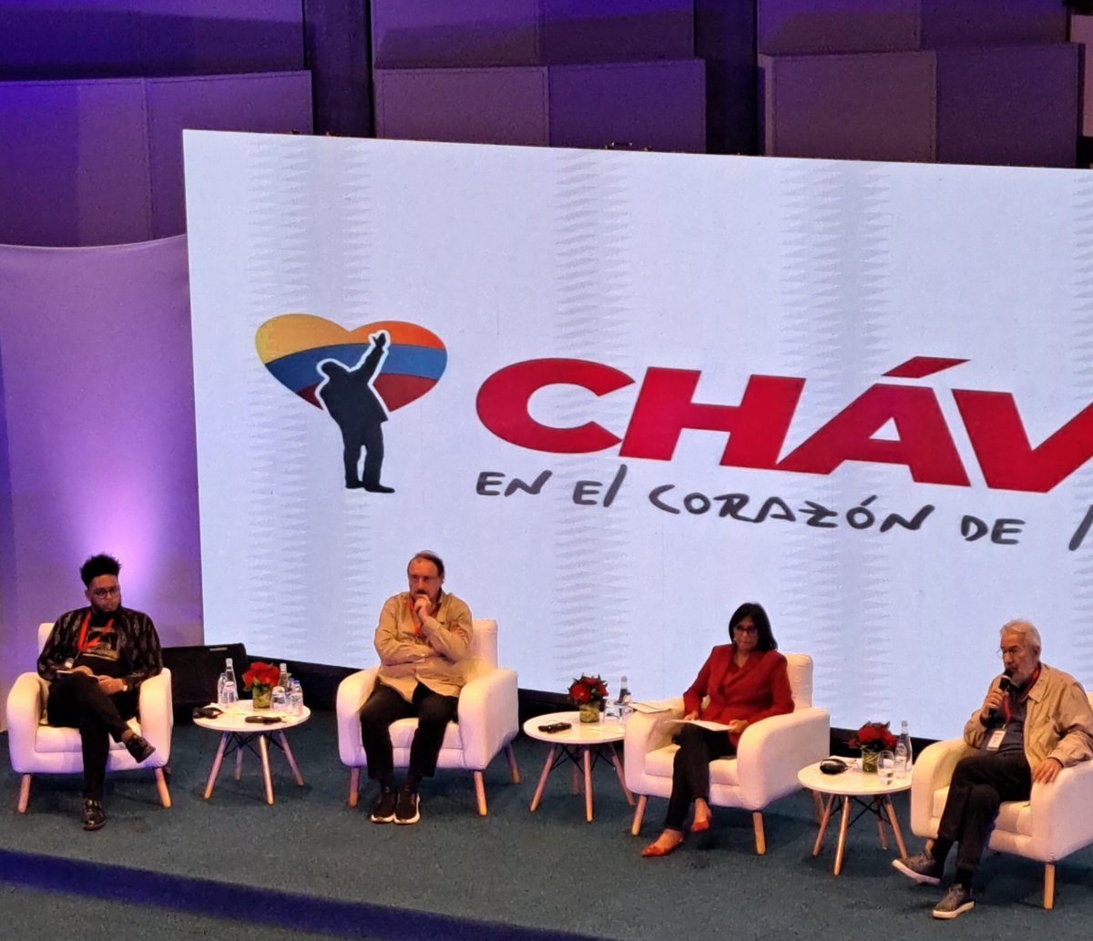 Gertrudis6303's tweet photo. Cierre contundente de 1ra jornada del evento mundial en Venezuela #ChávezEnElCorazónDeLosPueblos a 10 años de su siembra, con la Vicepresid @Delsys, @atilioboron, @iramones1, @ManolodelosSantos #MejorEsPosible  .@UlisesGuilarte  .@DrulletIsmael  .@CubaCentral .@capitulo_cubano https://t.co/XpOpcfrZJW
