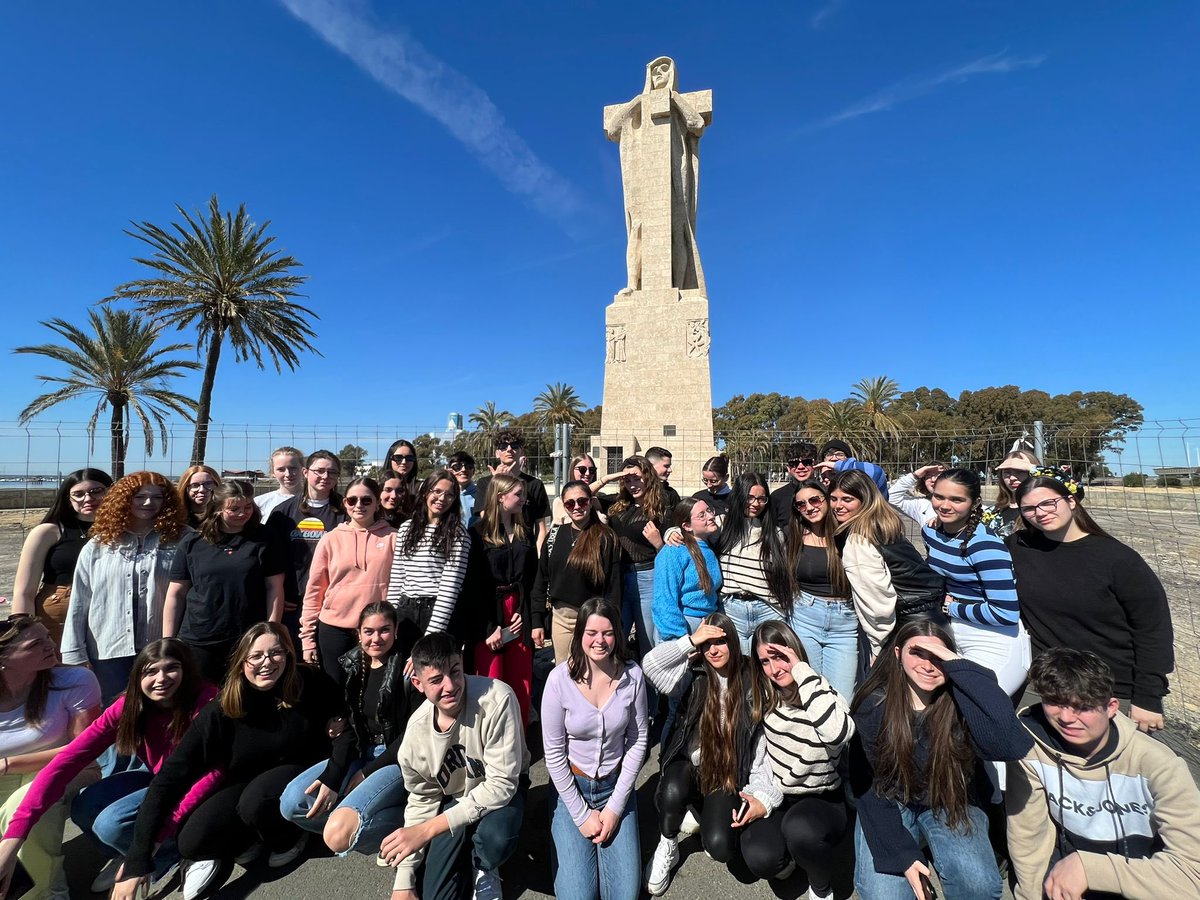 “Platero es pequeño, peludo, suave; tan blando por fuera…”
Ya tenemos aquí a los franceses del lycée Marie de Champagne de Troyes. Os deseamos buena estancia en Huelva!
Hoy, en la casa-museo de JR Jiménez, con las carabelas en la Rábida y en el monumento de Colón.
#intercambio