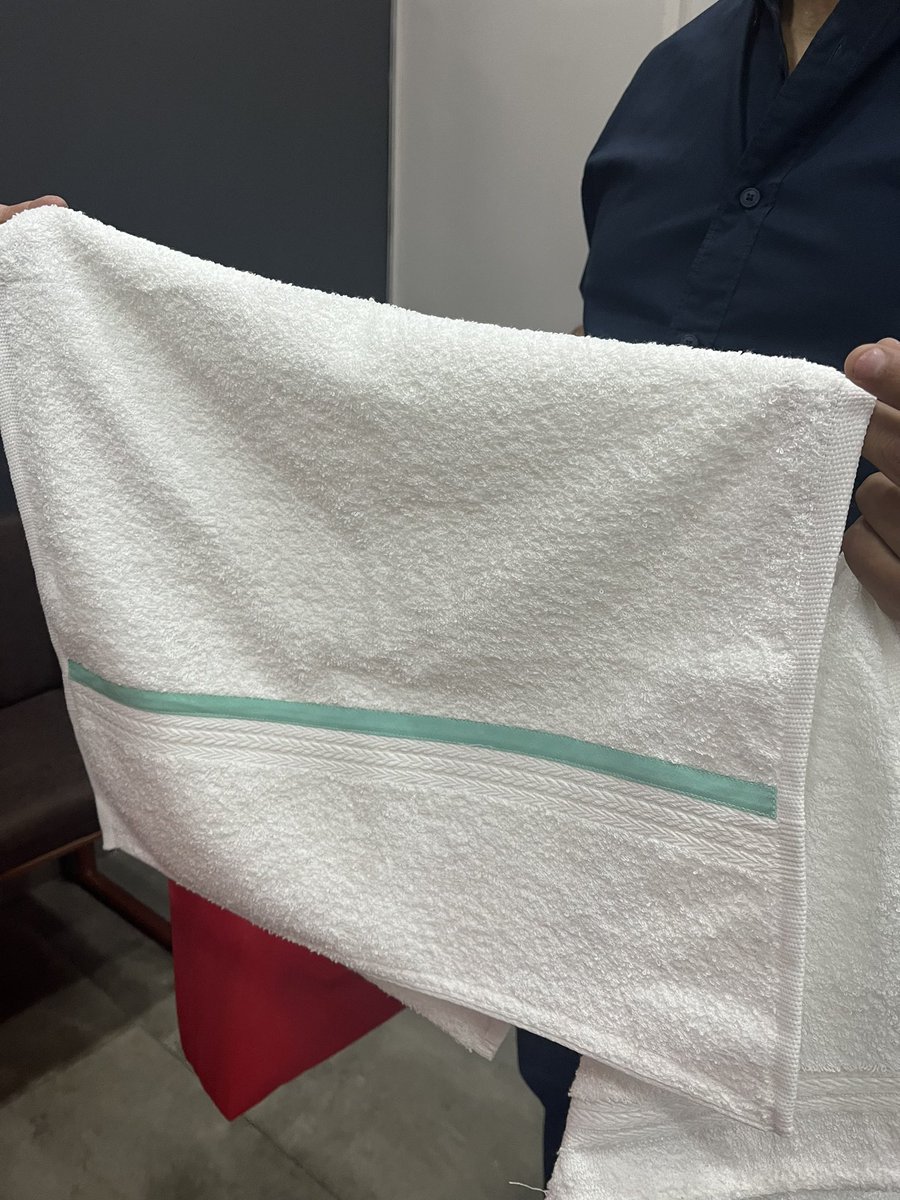 María Eugenia es una emprendedora textil y desde nuestro programa #TratoHecho adquirió una máquina de coser. Hoy me visitó y me donó 60 toallas para dispositivos nuestros. Me lleno de emoción el gesto y el compromiso de María. Su emprendimiento se llama SryloAgus