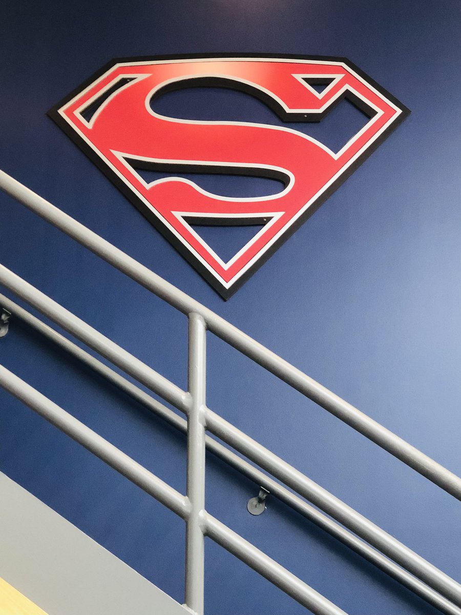 evanchan's tweet photo. At the #SupermanAndLois office. This logo means so much to so many people it’s amazing to see it up. #Superman #ManOfSteel #LoisLane https://t.co/X7XdzJf9Nm