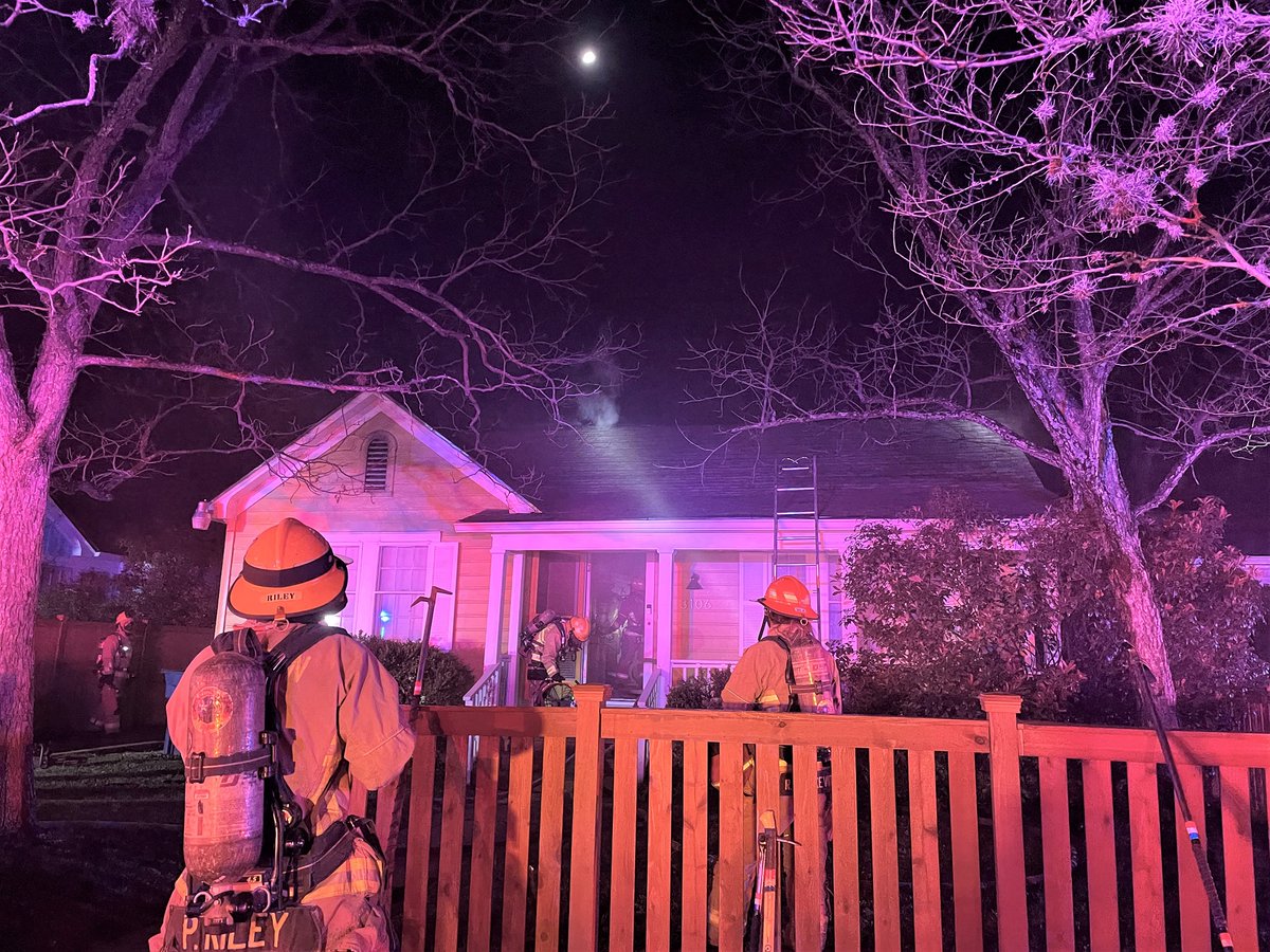 austinfiredept's tweet photo. Last night's storms kept our A-shift crews busy w/calls re: 26 wires arching/down; 24 car accidents; 22 alarm activations; 7 trees down; and 5 people stuck in elevators. There were also a couple of 🔥 and construction debris flying from 24 stories up that struck a cyclist. 📷©AFD https://t.co/AAPZG7l0Og