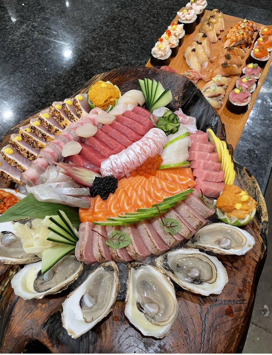 Bien terminer sa semaine avec nous - venez découvrir les arrivages du jour #omakase #sushi #sushiplatter #sashimi #nigiri #maki #chefsplate #mtlfood #514 #parkrestaurant #takeout #delivery #parkdelivers