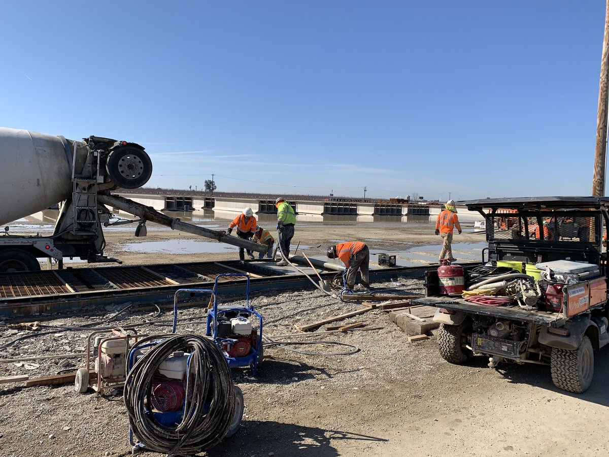 CaHSRA's tweet photo. Did you know we make all our own girders and deck panels for all the structures in Construction Package 2-3?

Our Pre-Cast Girder Facility is responsible for making more than 2,400 pre-cast concrete girders and half a million deck panels. #BuildHSR https://t.co/ij7I1agaBy
