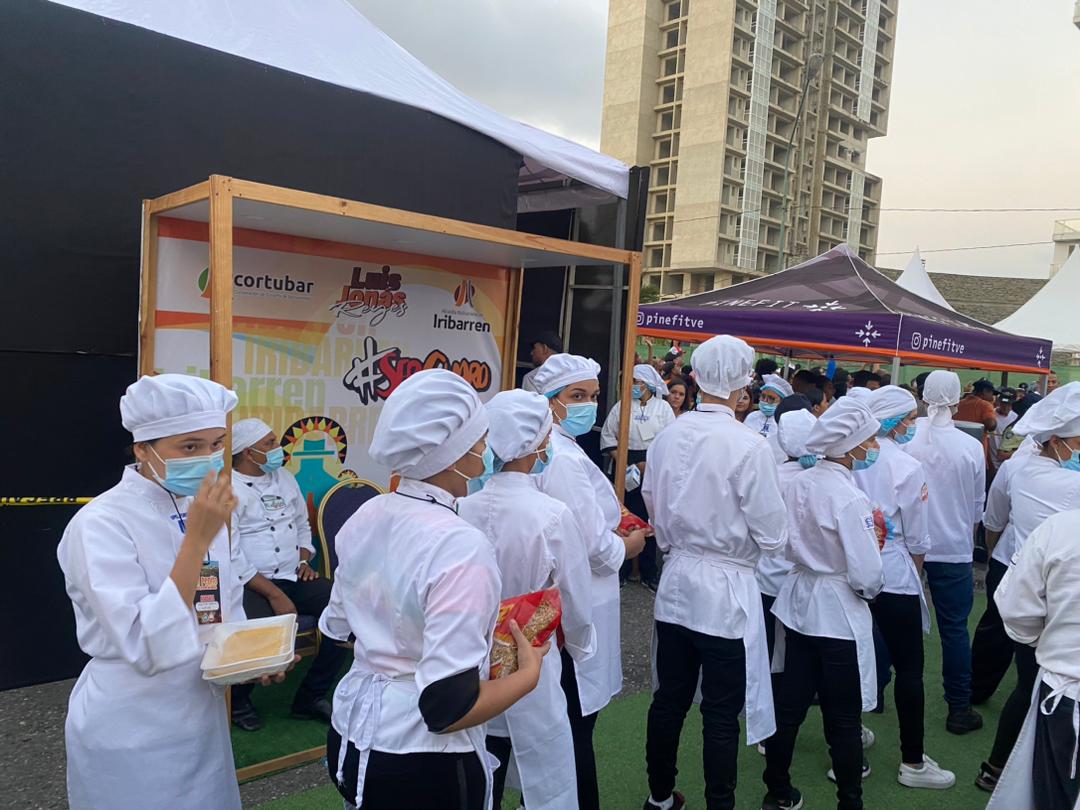 eldiario's tweet photo. #3Mar | | Imágenes de los alrededores del paseo Juan Guillermo Iribarren, en Barquisimeto (Lara), donde más de 60 cocineros se preparan para romper el récord Guinness del pepito más grande del mundo.

📷: @laprensalara 

https://t.co/CKBQokE8b3