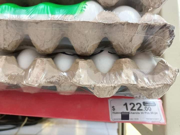 luis_gj's tweet photo. La buena noticia: los fifís pueden comprar dólares. 

La mala noticia: los pobres no pueden comprar huevo. 

Gracias por tanto ANLO 🙃 https://t.co/HDmghKtJmj