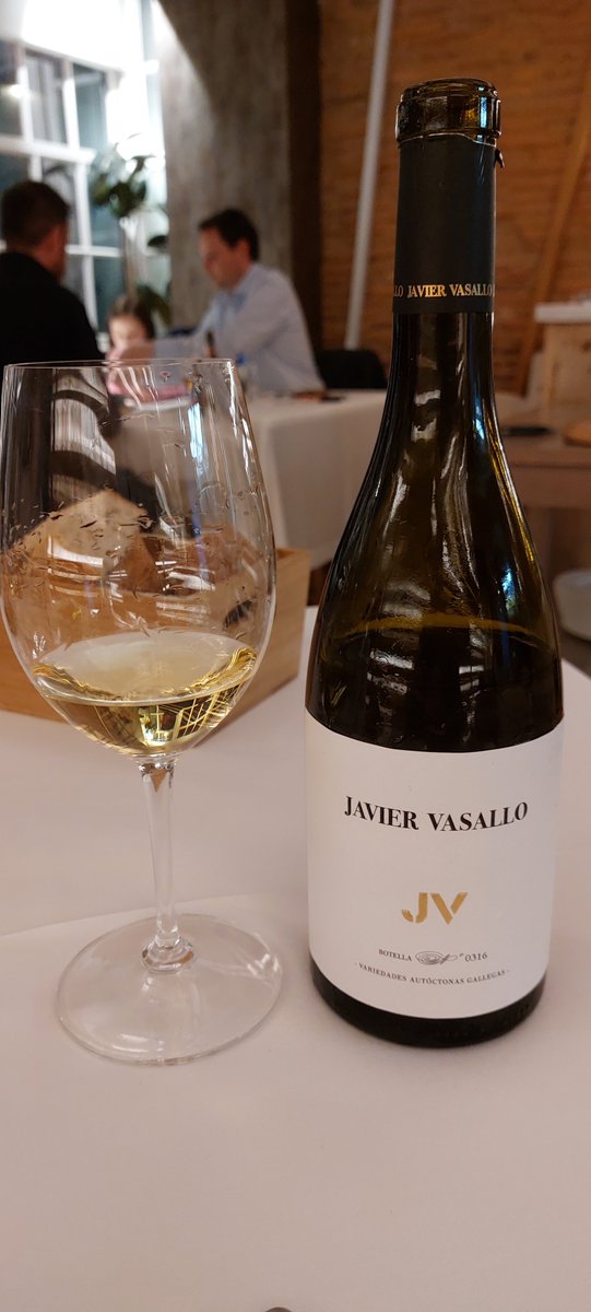 #PistaVinícola Javier Vasallo 2019. Ribeiro. Treixadura, Albariño, Godello y Loureira. No conocía este vino y fue todo un acierto pedirlo. Magnífico.