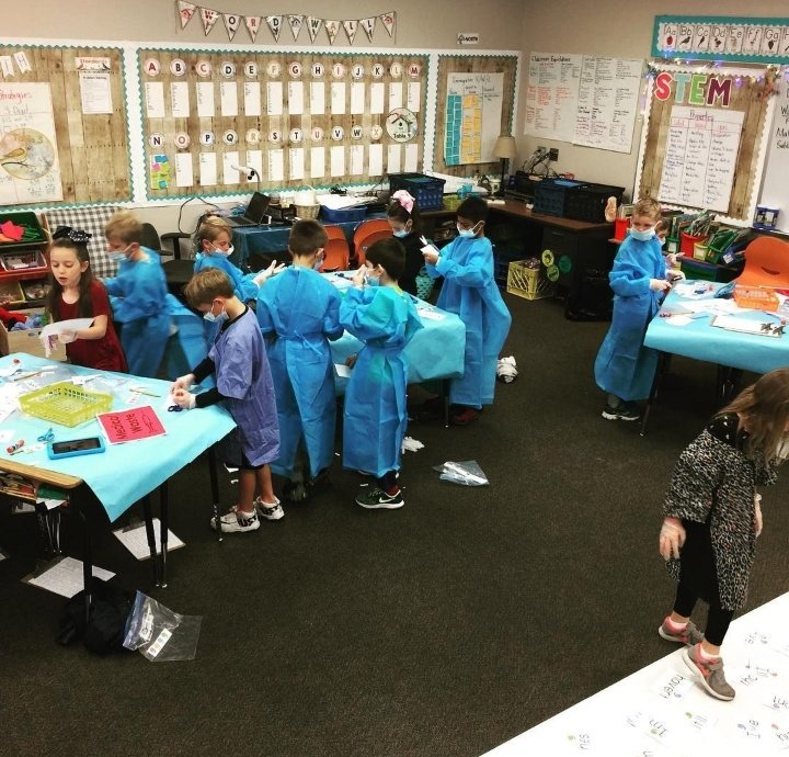 ᅠᅠ~ 𝐄𝐬𝐭𝐮𝐝𝐢𝐨𝐬 𝐦𝐞𝐝𝐢𝐜𝐨𝐬 ~

Hoy en nuestro hogar  tuvimos un chequeo general para nuestros niños con las doctoras, en donde tambien  jugamos y aprendimos un poco sobre medicina!

Gracias a ambas por estar para nuestros  niños❤