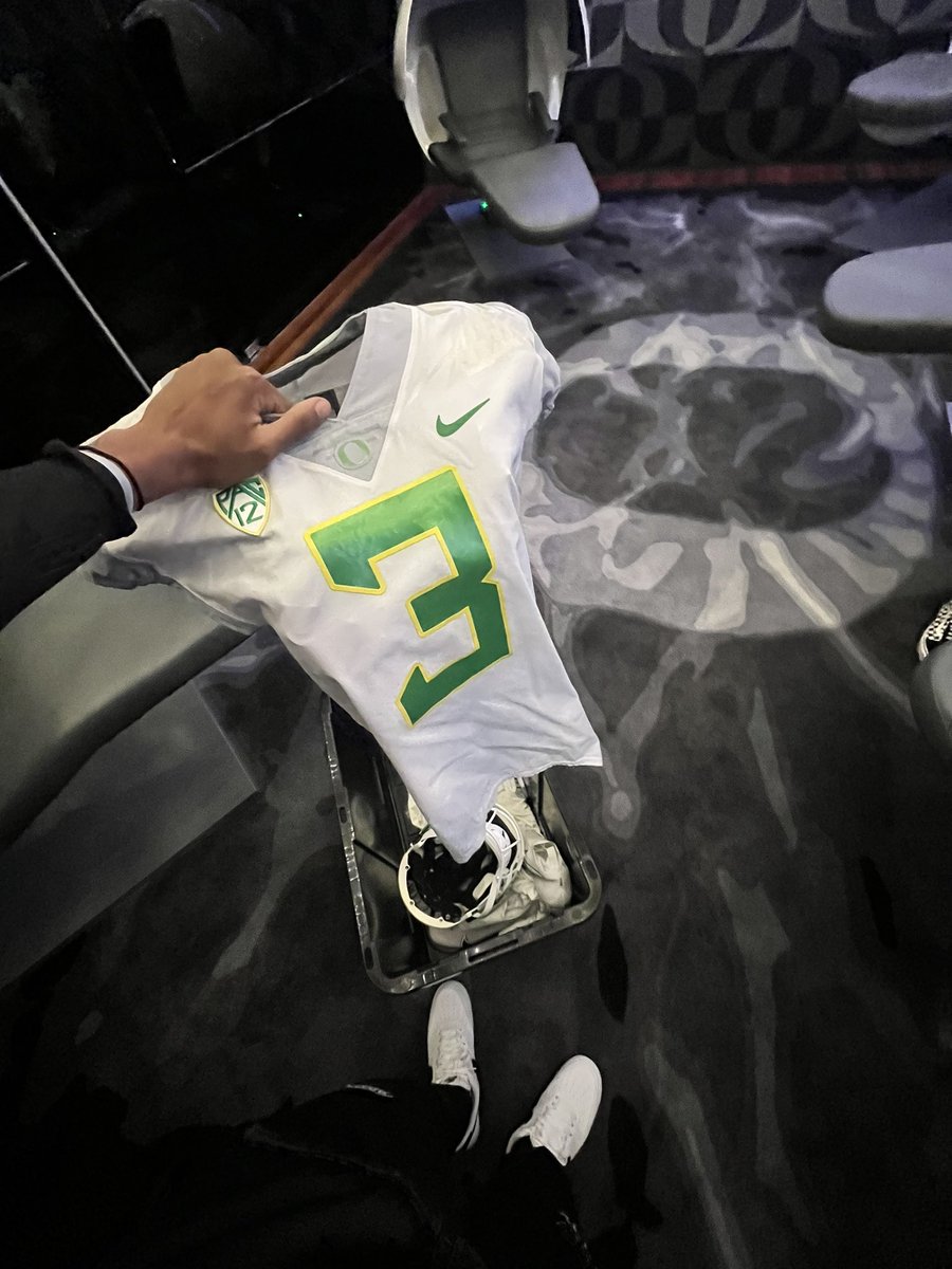 Had a great time <a href="/oregonfootball/">Oregon Football</a> today with <a href="/HeirFootball/">HEIR Academy - Football</a> ! Would love to come back again! 💚💛🤍