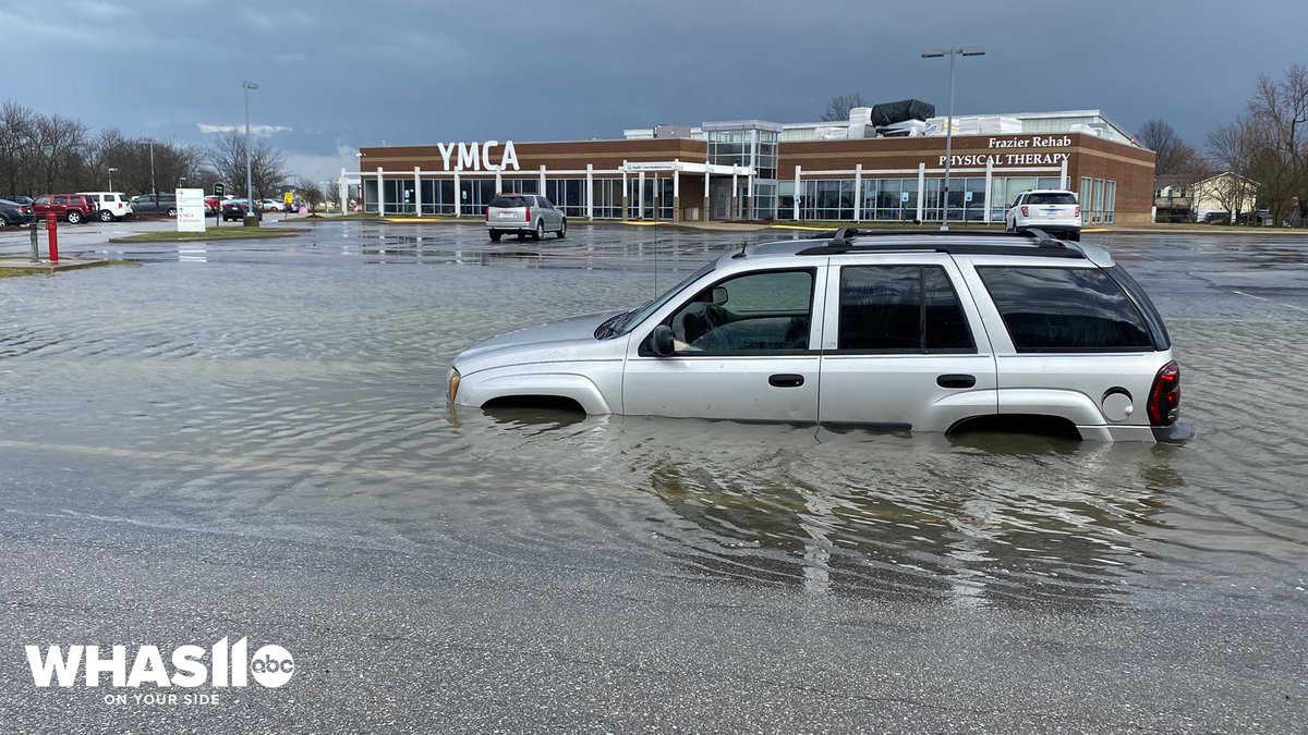 WHAS11 is out in Jeffersonville, Indiana covering flash flooding. Our crew spotted this stranded vehicle off Hamburg Road near the YMCA.

If you see water on the road, turn around and don't drown!

📸: Elijah McKenzie