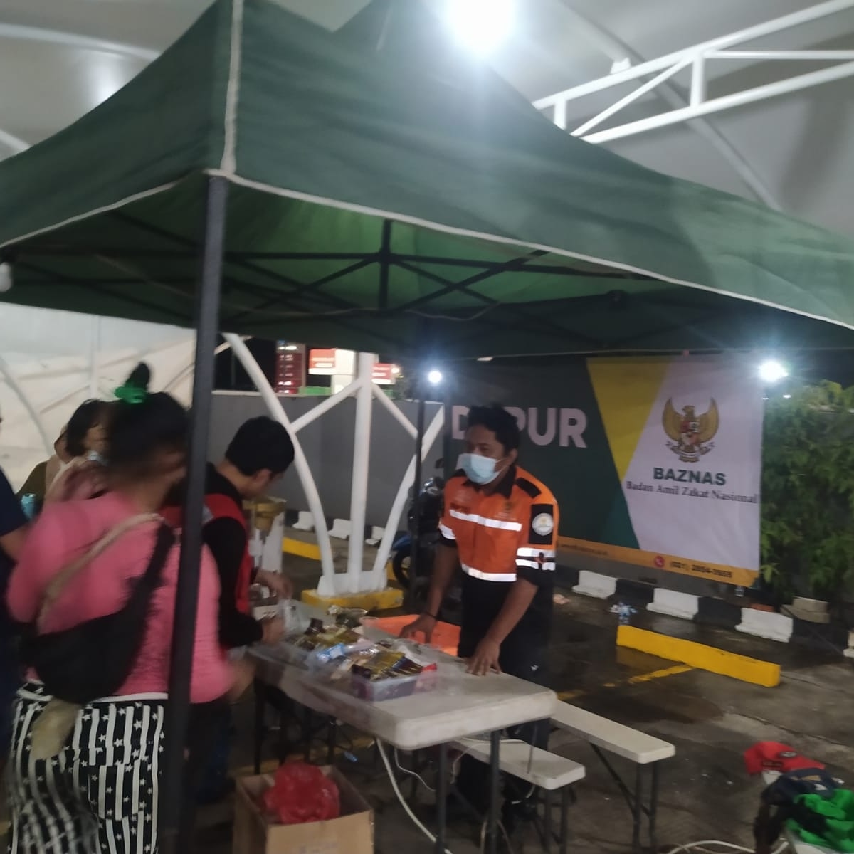 Layanan dapur air di lokasi kebakaran depo Pertamina Plumpang, Jakarta Utara (4/3). 
#plumpang 
#KebakaranPipaPertamina 
#baznastanggapbencana