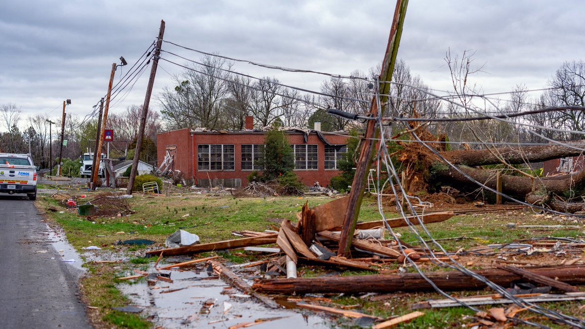 davethompson77's tweet photo. Tornado update: Emergency officials say no known injuries, apx. 50 homes damaged, plus Freemont Baptist Church. Wx officials didn’t complete survey so tornado is not confirmed. It did register a debris signature, so it’s assumed.

#Kentucky #Weather #Tornado

@PaducahSunNews https://t.co/vBr1Wg3IgC