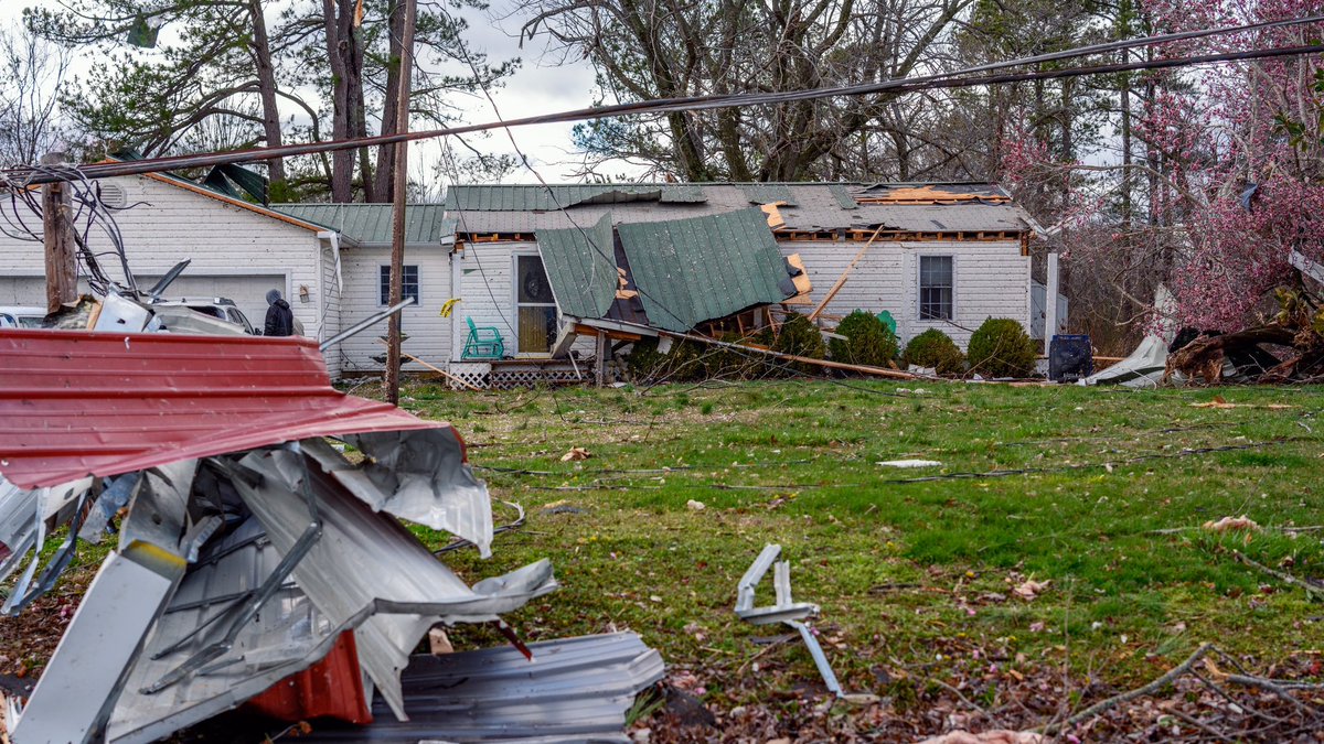 davethompson77's tweet photo. Tornado update: Emergency officials say no known injuries, apx. 50 homes damaged, plus Freemont Baptist Church. Wx officials didn’t complete survey so tornado is not confirmed. It did register a debris signature, so it’s assumed.

#Kentucky #Weather #Tornado

@PaducahSunNews https://t.co/vBr1Wg3IgC