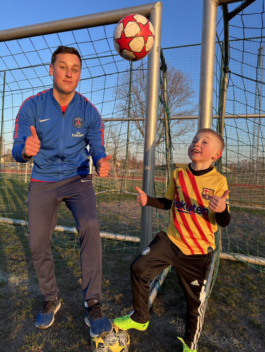 Yellow Liam with freestyle and panna champion Martijn Debbaut on tour