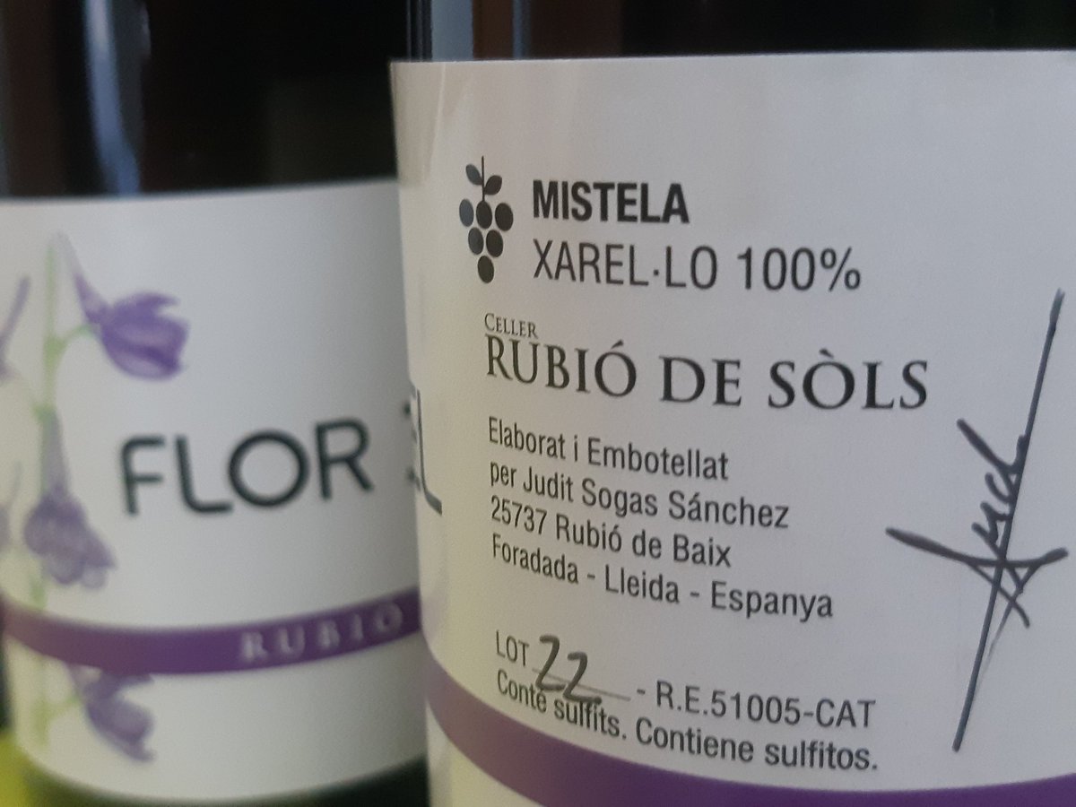 juditsogassanch's tweet photo. 🤠 La meva joeita preferida💜🥂💜 Es un dolç irressistible ! Digne de les Déus Divines 🤠
#RubiodeSols
#FlorXarel
#Xarel #Flor #vida #Amor @enolegs @ACSommeliers @emparmoliner @Sergi_de_Meia @RafaGimena @territoriscat https://t.co/TOxmlFjIlH