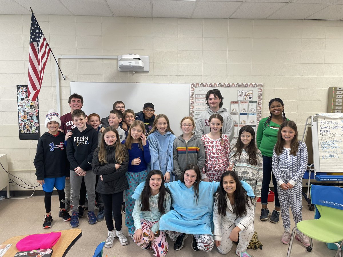 MissKacieDub's tweet photo. A great way to wrap up a fantastic #ReadAcrossAmerica2023 with a visit from some @SummitSchoolsNJ high school peer leaders and a fun craftivity about reading with our first grade buddies in 1MC @miss___mcmahon !! https://t.co/9rNwC6Bo8K