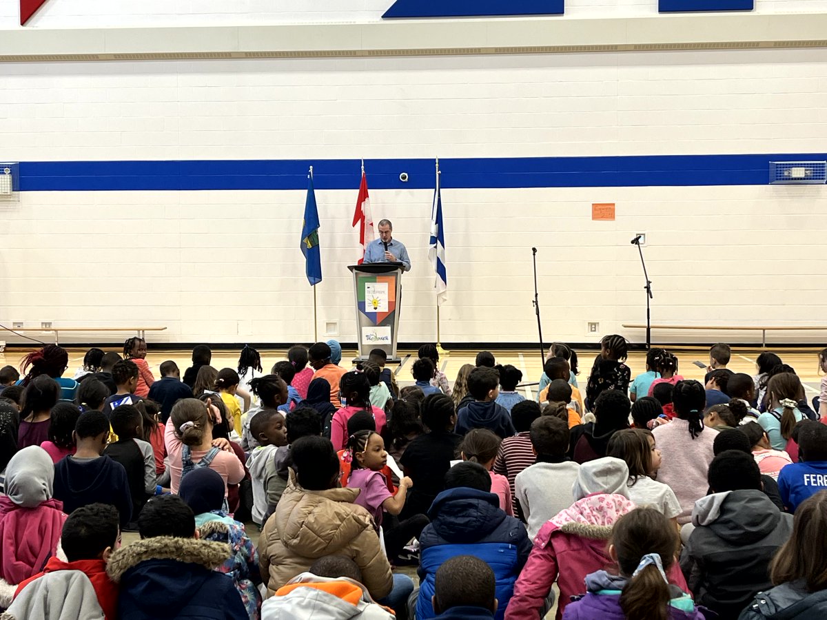 Ce matin, l'@ACFA_Edmonton a tenu sa célébration du lever du drapeau à l'école À la Découverte. Merci aux élèves de leur participation ainsi qu'au président et à la directrice générale de l'@ACFAAB, et qu'à @nicolergoehring, MLA d'Edmonton-Castle Down. #moisfrab #frab #rvfranco