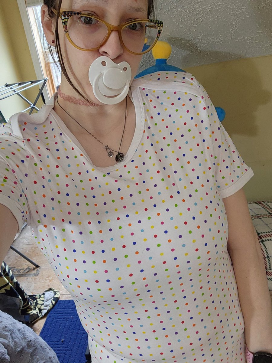 PrincessPunsie's tweet photo. I flooded my diapy and leaked all over my vamp onesie 😭 so I changed into my newest onesie! This one makes me feel sooo baby because of the simple polka dot design 🥰
#abdl #abdlgirls #abdldiapergirl #abdlclothing #ddly #cgl #mdlg https://t.co/53TjPjZIk8