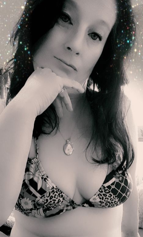 Cum subscribe 
Over 200 pics 
50+video 
No ppv just a hole lot of naughty 😈😈
