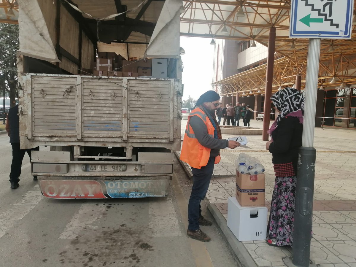 bridge2turkiye's tweet photo. With your support, TOKTUT (@toktutorg) continues to deliver ready-to-eat food boxes to our families in the field. Thank you for all standing with Türkiye!
#earthquake #SupportTurkey #bridgetotürkiye https://t.co/KE6nDPq2bT