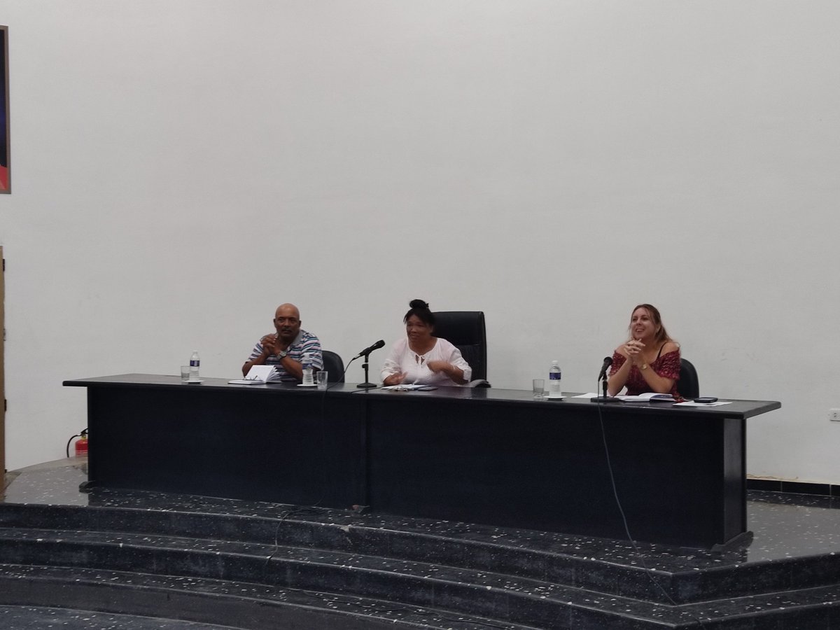 No era una #AsambleaMunicipal ni sus comisiones, pero estuvimos con los delegados de #Marianao para seguir convocando a la participación masiva el próximo #26DeMarzo. Ahora sigamos con el pueblo en los barrios.
El voto en #Cuba es un derecho y una responsabilidad con la #Patria🇨🇺
