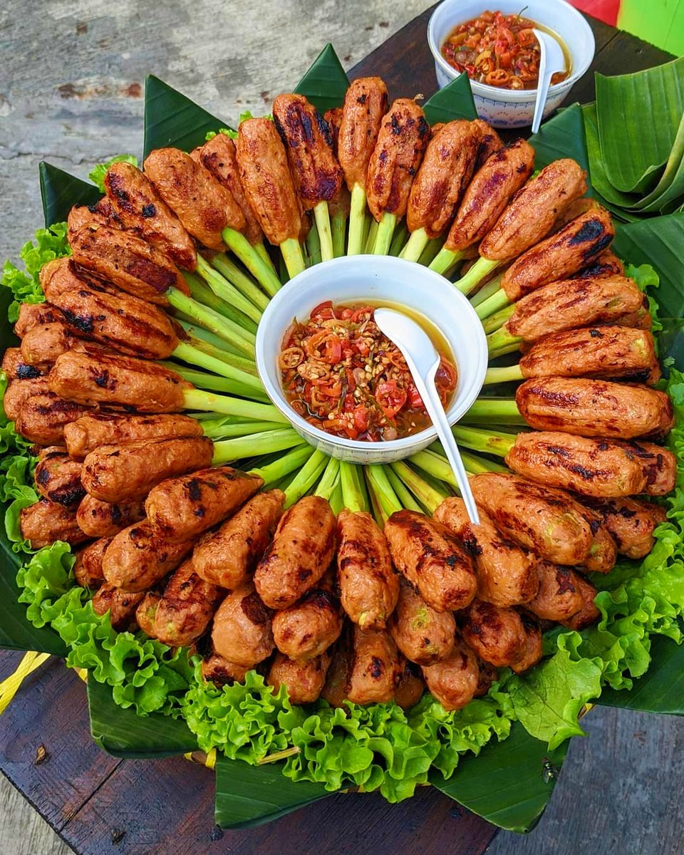 Liburan ke Bali, salah satu hal yang wajib dilakukan adalah wisata kuliner. Salah satu makanan wajib yang harus kamu coba adalah sate lilit.
Namun belum banyak yang tahu seperti apa sejarah dan filosofi sate lilit hingga jadi salah satu makanan khas Bali🌹

#PuspitaNagari