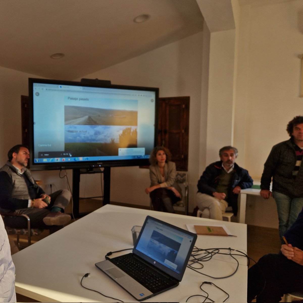 rafamartinez_DT's tweet photo. Primera reunión informativa en "Finca la Reina" con agricultores colaboradores del Proyecto "Mejora de la Conectividad Ecológica de la Campiña de Córdoba".🌾🌳🍃☘️🌸🌿 @MedioAmbAND,  IMGEMA, @AytoCordoba. https://t.co/Ip7j7pHkMF