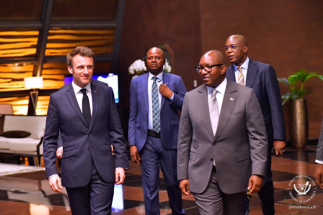 Presidence_RDC's tweet photo. #RDC 03.03.2023|#Kinshasa
Le Président de la République Française, S.E.M. Emmanuel Macron est arrivé, cette nuit, à Kinshasa, pour une visite d’amitié et de coopération en RDC. Il a été accueilli par le Premier Ministre @LukondeSama et le VPM Lutundula. https://t.co/trxTLWlcRX