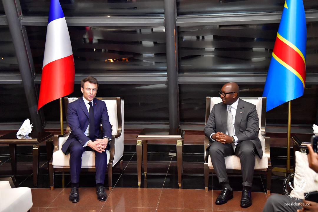 Presidence_RDC's tweet photo. #RDC 03.03.2023|#Kinshasa
Le Président de la République Française, S.E.M. Emmanuel Macron est arrivé, cette nuit, à Kinshasa, pour une visite d’amitié et de coopération en RDC. Il a été accueilli par le Premier Ministre @LukondeSama et le VPM Lutundula. https://t.co/trxTLWlcRX