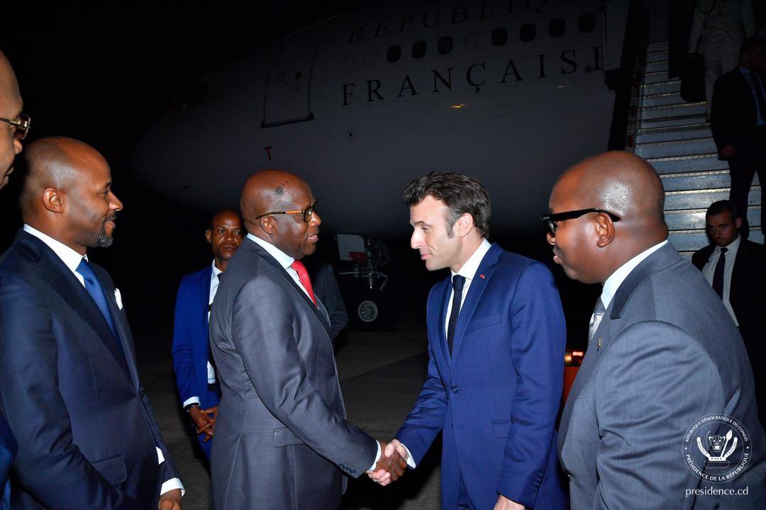 Presidence_RDC's tweet photo. #RDC 03.03.2023|#Kinshasa
Le Président de la République Française, S.E.M. Emmanuel Macron est arrivé, cette nuit, à Kinshasa, pour une visite d’amitié et de coopération en RDC. Il a été accueilli par le Premier Ministre @LukondeSama et le VPM Lutundula. https://t.co/trxTLWlcRX