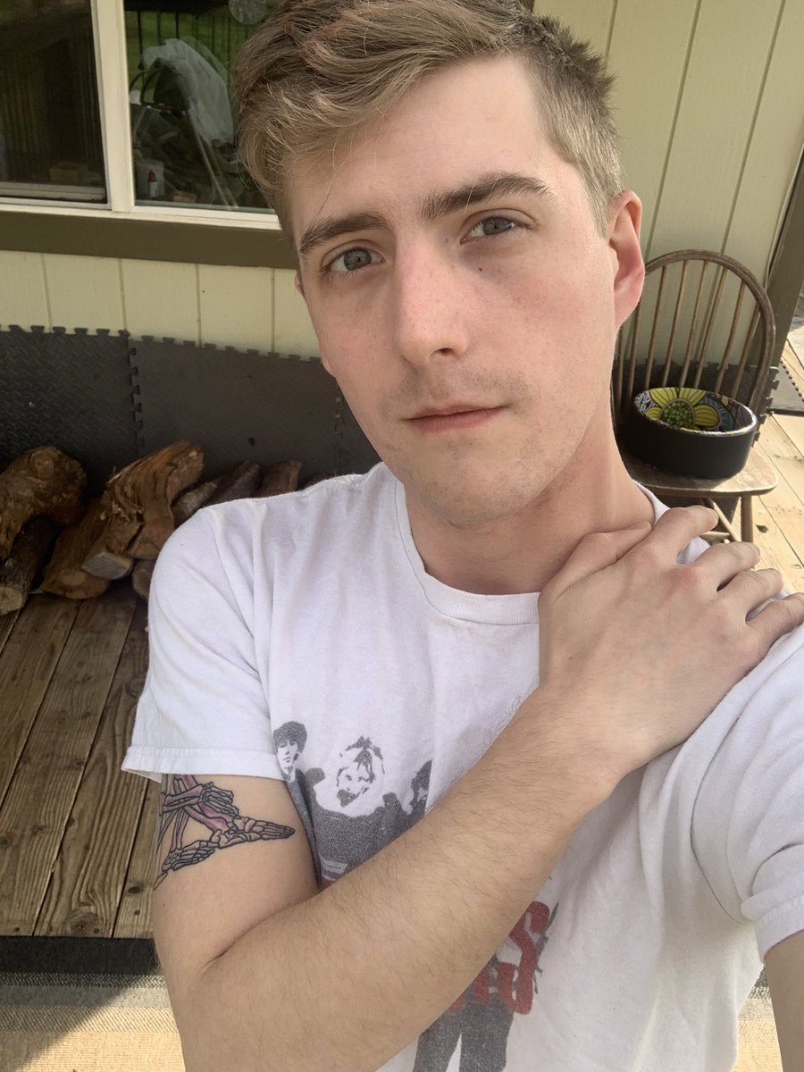 Had a random burst of “Oh I look good today” and I’ve decided to make it everyone’s problem