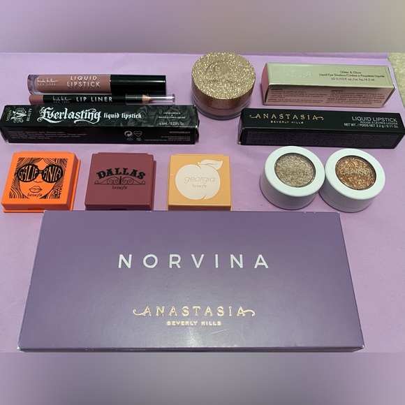 JanessDawn's tweet photo. So good I had to share! Check out all the items I'm loving on @Poshmarkapp from @jbburford81 #poshmark #fashion #style #shopmycloset #bebe #anastasiabeverlyhills #adriennevittadini: https://t.co/6QEIT5IOVA https://t.co/8YHMHOgbtT