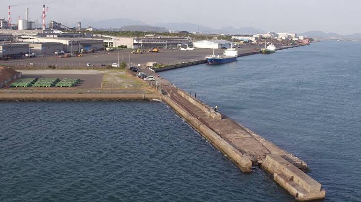 「皆さん、おはようございます。本日は81年前に長崎県の長崎造船所で「涼月」が同日に」|紺碧会のイラスト