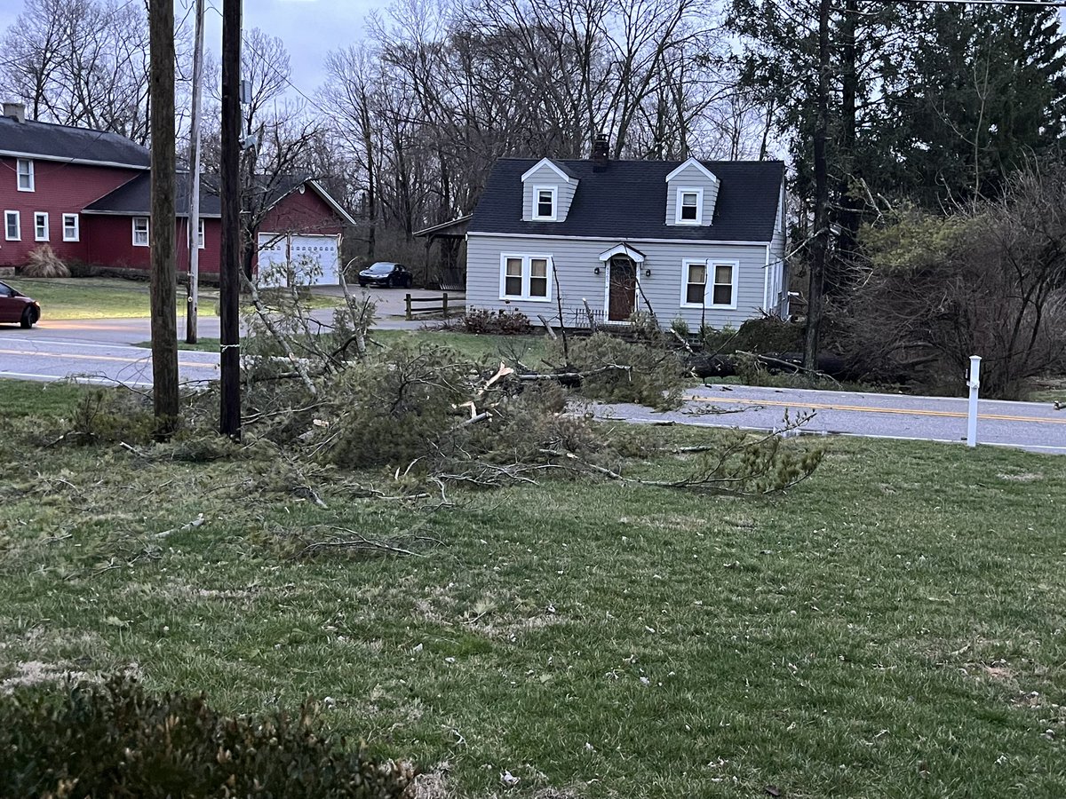 sold513's tweet photo. Power out and tree damage to our house in Anderson Twp @WCPO https://t.co/suPiieaeu2