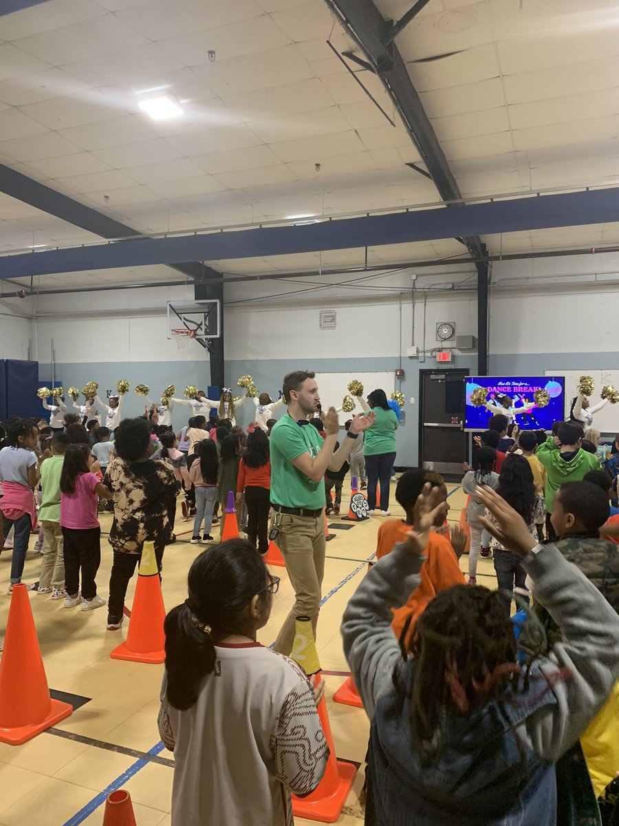 EricaM0711's tweet photo. What an amazing day yesterday for Read Across @Comptoncubs ! Special shout out to the @McEachernHigh cheer leaders coming over to cheer on our students and join us for our Reading Pep Rally 🎉 @PrincipalLair @ACLittle23 https://t.co/dSCMJoSRf0