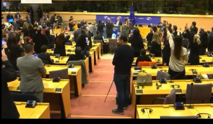 تنها چند روز پس از سخنرانی مهم #رضا_پهلوی برای کرسیهای پارلمان اروپا در بروکسل، کشور بلژیک قرار است #اسدالله_اسدی دیپلمات تروریست را با اولیویر فاندە کاستل، امدادگر بلژیکی، مبادلە نماید.
این اگر از دستاوردهای تور اروپایی پسر دیکتاتور سابق ایران نیست پس چیست؟ هنوز ایمان نمی آورید؟