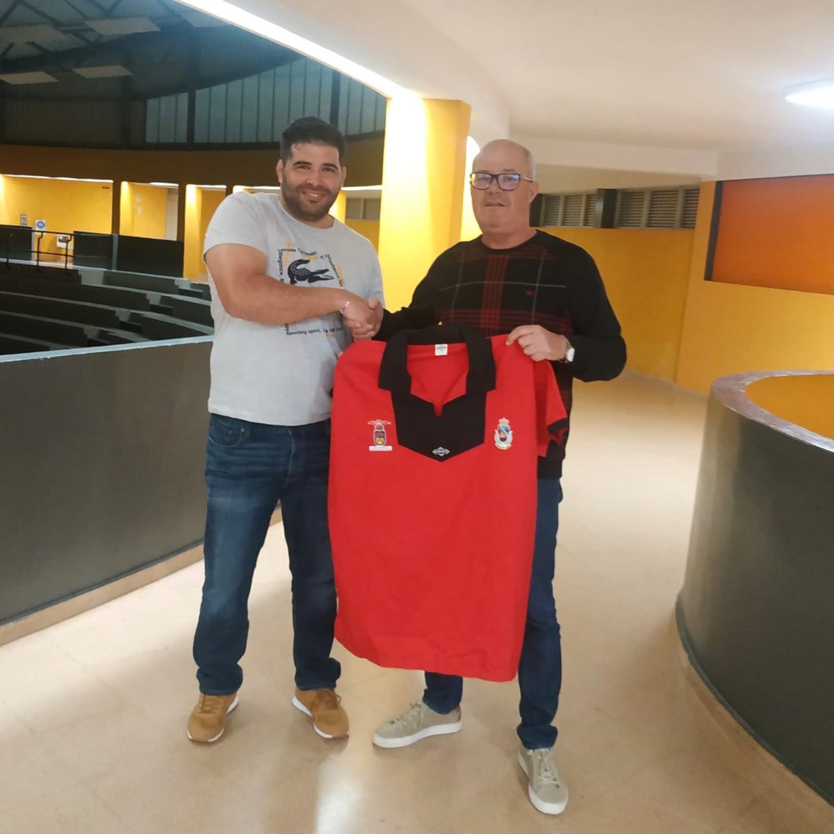 clramonjimenez's tweet photo. Hoy nuestro club se ha reunido para seguir haciendo grupo y aprovechamos esta noche para incorporar al grupo a Fredy, como nuevo miembro del club de lucha. ¡Bienvenido! #renacemoscontuayuda https://t.co/sV5Rn61By9