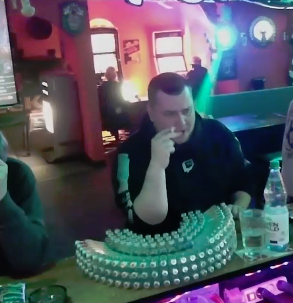 MaltusPanda's tweet photo. Wenn du als Wirt selbst Dein bestr Kunde bist und das ganze dann auch noch öffentlich streamst... und übermäßiger Alkoholkonsum wohl für die Plattform kein Problem ist. #Pummelfee #Alkohol #Twitch https://t.co/T4FHCliYaP