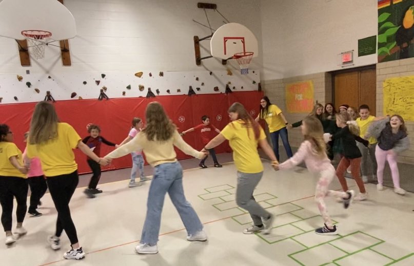 IndianaAreaSD's tweet photo. IASD Leadership Seminar students hosted a Mini #MINITHON at Ben Franklin! Our students raised $670 and paid tribute to a very special 3rd Grader! ❤️🖤💃🕺#proudBFprincipal #VictoryForVeronica https://t.co/8Ed8tXocCn