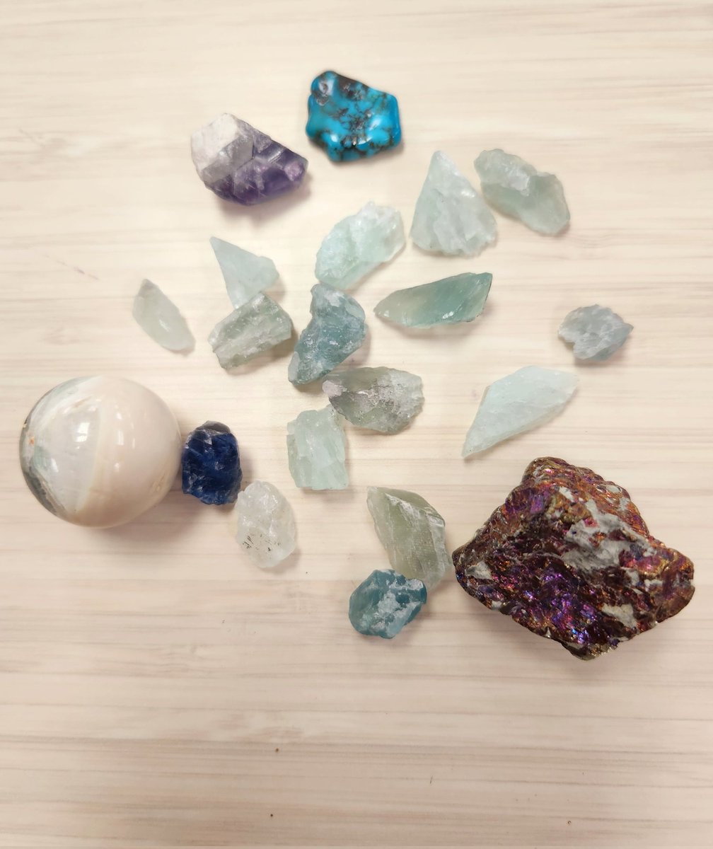 AngelaBrentHar1's tweet image. 4th grade leader Bengie stopped by the Media Center with his teacher &amp;amp; class to give me a crystal, &amp;amp; he also gave 1 to each student in his class to place in my hand.He thanked me for making a huge difference in his life.💚 @ShineonSPES @pbcsd @SafeSchools_PBC @SLLpbc #tearsofjoy