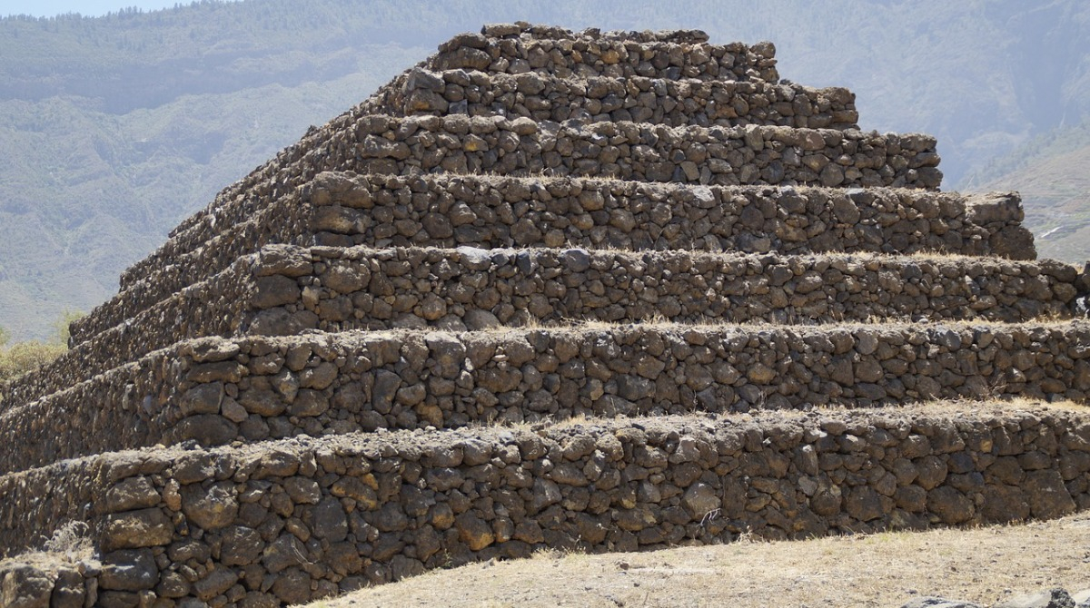 nomadasrne's tweet photo. 🔴 El antropólogo y director científico de @PiramidesGuimar, David Valcárcel, nos explica la especial relación que mantuvo Thor Heyerdahl con Tenerife. Conocemos también a su viuda, Jacqueline Beer, que sigue viviendo en la isla.

#OnAir #NómadasKonTiki @rne @RTVECanarias https://t.co/h2eMLcaI7D
