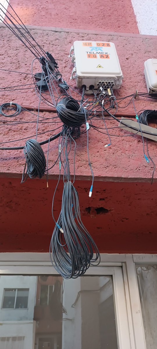 marcomarting's tweet photo. @TELMEXSoluciona @Telmex pueden venir a retirar todoso los cables abandonados y en desuso. https://t.co/6CsXhSmPxp