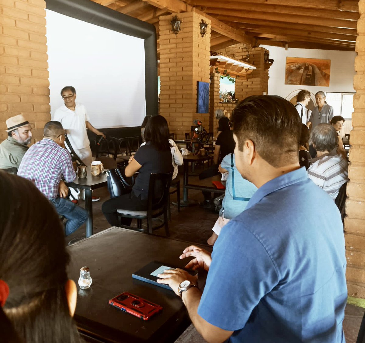 SEFADER_GobOax's tweet photo. En rep. del Secretario @LopezLeyvaV, el Ing. Gerardo Sánchez, jefe de la Unidad de Conservación de Viveros de la SEFADER, participa en la reunión “Lucha de las Comunidades Oaxaqueñas que logró la cancelación de las concesiones sobre sus bosques 40 años después". https://t.co/oXglBO6D0s