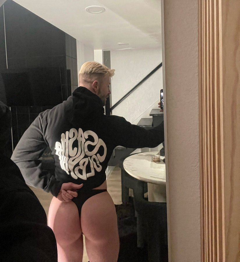 FqVVfidWAAA18ue?format=jpg&name=900x900