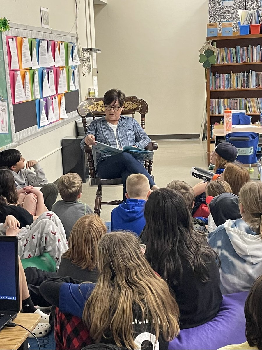 Mystery reader to wrap up Read Across America week! We love and miss you SO much, Mrs. Smith! Thanks for coming in today!!!! 📚