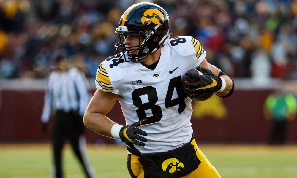 Commanders_DC's tweet photo. Tweeting at the
@Commanders
everyday until they follow me...
Day 1,014
We’re 55 days away from the ‘23 NFL Draft, let’s take a look at the top prospects:
#55 of Top 100:
Sam LaPorta
TE - Iowa
#WashingtonCommanders #HTTC #Commanders #TakeCommand #Day1014 1️⃣0️⃣1️⃣4️⃣ https://t.co/hxtLJ0oQ1u