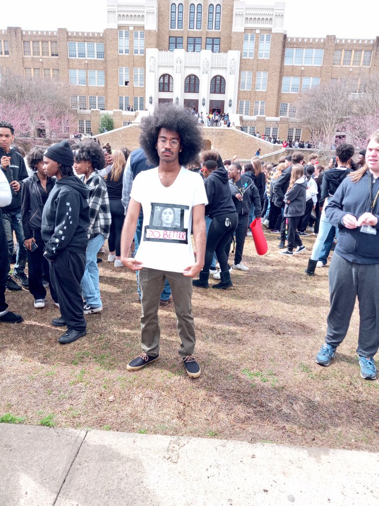 I know it might be difficult for some to not be distracted by his luxurious afro but bro has 2 words for Governor Sarah Huckabee Sanders, just zoom in on his shirt.

DO BETTER!!! 
#arleg #Arkansas #education #youthadvocacy #youthmovement #LittleRock #LRCH ✊🏾💯📚
