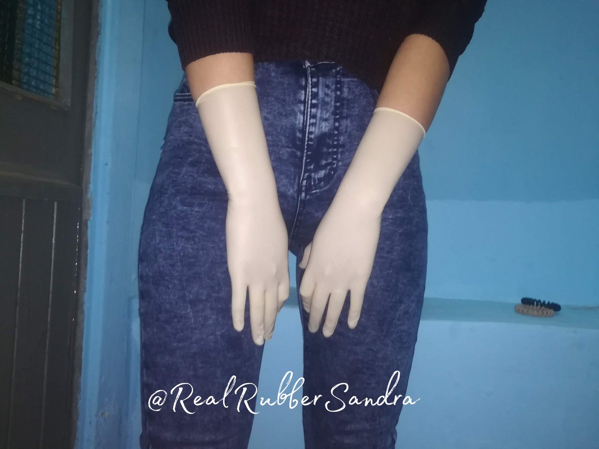 RubberSandra's tweet photo. Pick your favorite style - with or without the flash. No flash makes the details of the hands look better, doesn't it? 

#gloves #latexgloves #surgicalgloves #glovefetish https://t.co/GkPf5seePM