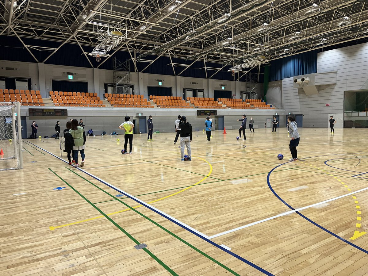 YoshihitoMiyata's tweet photo. #府中アスレティックFC と #府中市 との協働により、#郷土の森総合体育館 で開催している #フットサル教室 に参加させて頂きました。
指導経験豊富な2人のコーチが丁寧に優しく教えてくれます!
#宮田よしひと #フットサル
#svolme #mizuno #unitedfive
#スボルメ #ミズノ #モレリア https://t.co/0R910WllRy