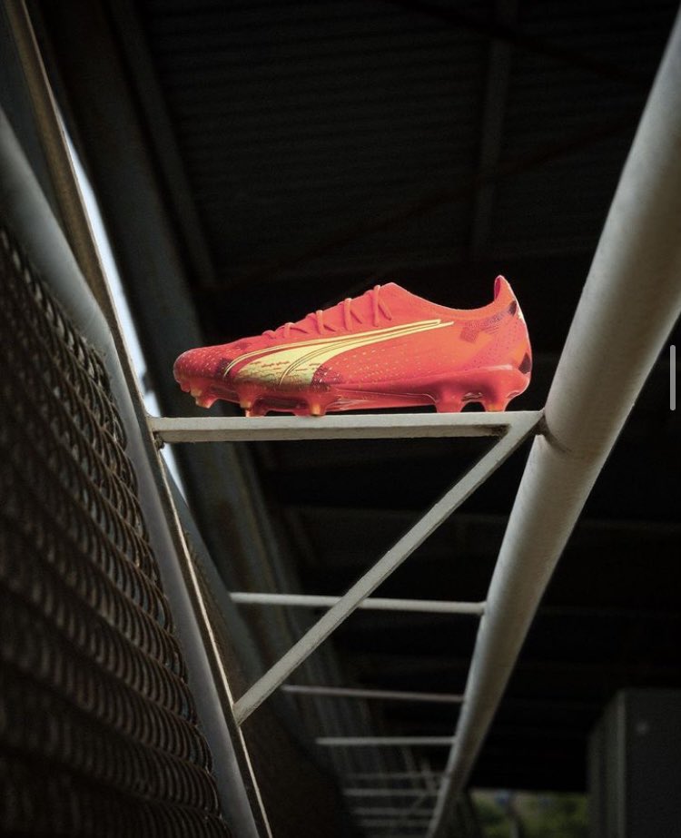 rorro_lombardi's tweet photo. Luego de aclarar todo, es momento del gran anuncio…..
He firmado un contrato de corto plazo con @PUMA. Ellos serán mis nuevos patrocinadores, quienes ya me hicieron entrega de mis nuevos botines. LES PRESENTO LAS NUEVAS PUMA ULTRA LOMBARDI EDITION❤️🖤. Ya están a la venta📈🔥 https://t.co/0qzOl6vEIw